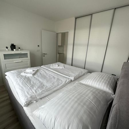 Ein Park Apartment With Free Parking Pozsony Kültér fotó
